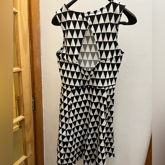 Optical Illusion Cut Out Back Black and White Dress H&M Sleeveless Midi Skater M - Picture 3 of 7